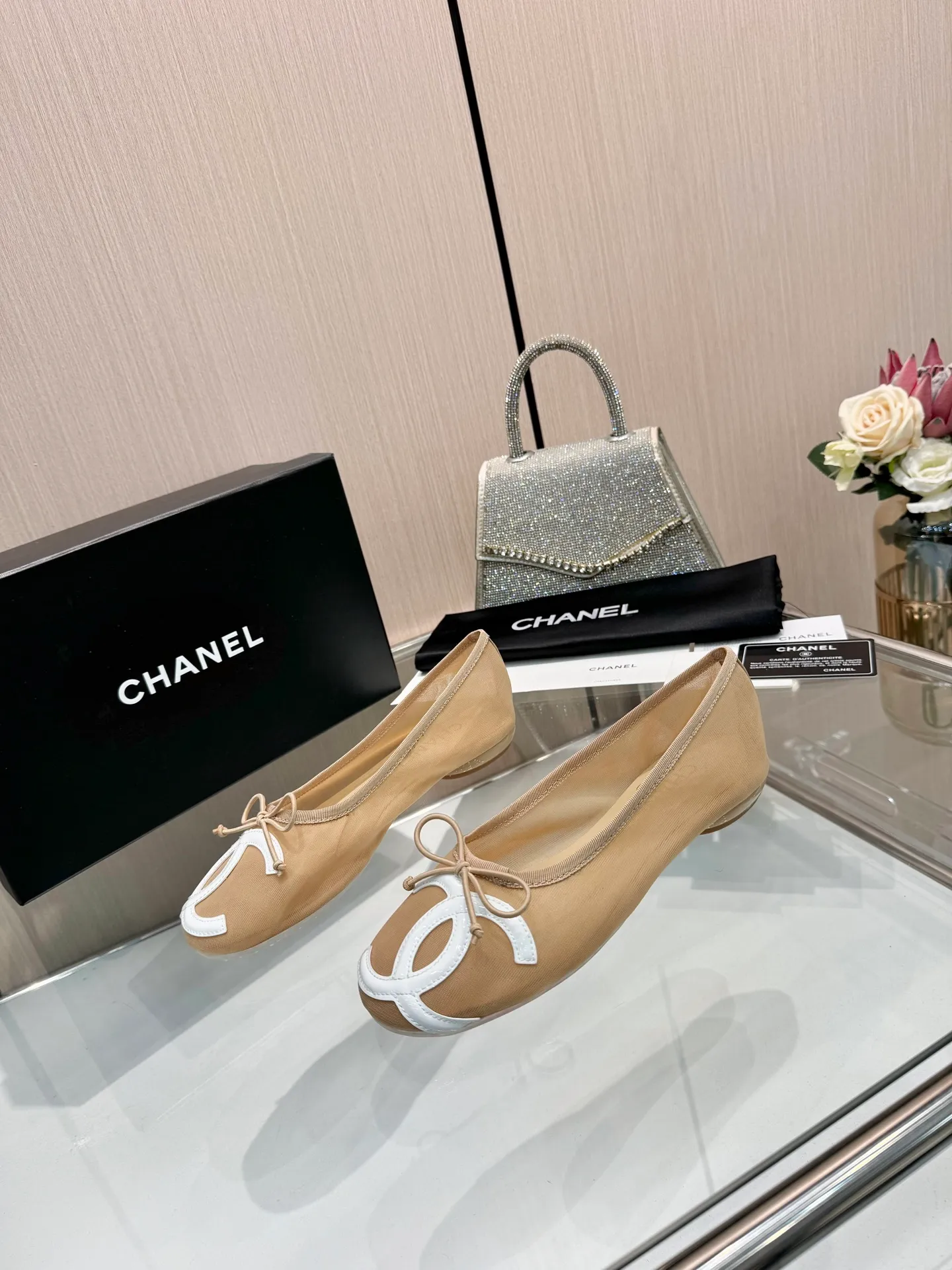 👟👟Ex-factory price 480👟👟 | ²⁰²5 𝐬𝐬 🤍🤎𝐂𝐇𝐀𝐍𝐄𝐋 Chanel 26A catwalk style handmade Mary Jane women's shoes. Ballet shoes are so amazing, the bow pattern is so cute! Even if I don’t wear flat shoes, I can’t resist the temptation! The second recommended pair of Chanel logo women's shoes has great texture and is versatile. It is made of lambskin and has an original two-color outsole. Size: 35-40 (41 can be customized and cannot be returned or exchanged)